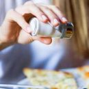 Врачи рассказали, как соль влияет на похудение